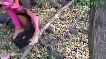 데시 여자친구가 숲에서 섹스를 합니다