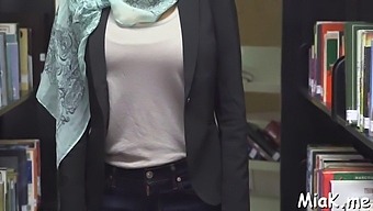 젊은 아랍 십대가 파트너의 큰 자지를 자위합니다