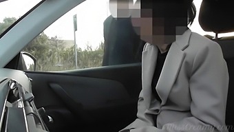 妻との公共の駐車場での情事と仕事の後の盗撮的な出会い - Misscreamy