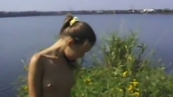 Nieprofesjonalna Dziewczyna Uprawia Seks Na Świeżym Powietrzu, Oralny I Waginalny, Kończąc Na Twarzy.