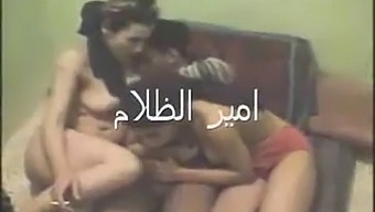 Des Filles Arabes Sexy Qui Deviennent Coquines Ensemble