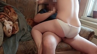 작은 가슴을 가진 홈메이드 카우걸이 하드하게 따먹힙니다