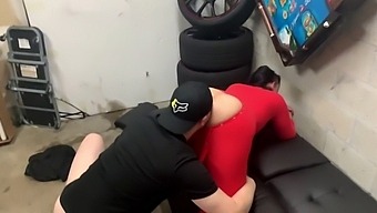 Seduceți-L Pe Fiul Meu Vitreg În Timp Ce Joacă Jocuri Video Și Faceți Sex