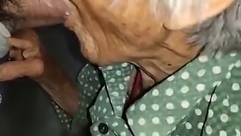 나이 든 중국 여성이 18+ 비디오에서 나쁜 짓을 합니다