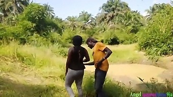 Okoro, Pemburu Yang Rajin, Terlibat Dalam Hubungan Seks Yang Penuh Gairah Dengan Seorang Wanita Tempatan Afrika Yang Menakjubkan Sambil Cenderung Ke Ladangnya. Walaupun Kehadiran Abangnya, Dia Berjaya Menyembunyikan Tindakannya Dengan Kameranya. Tonton Pertemuan Penuh Di Red
