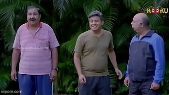 सासुके कंधे पर अंतरंग हो जाती है।