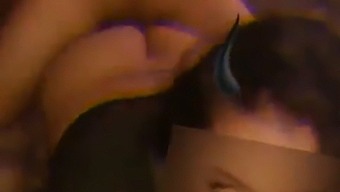 Vriendelijke Cuckold Neemt De Penetratie Van Zijn Vrouw Door Een Andere Man Op