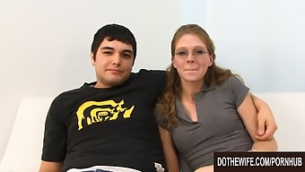 Afro-Amerikansk Mann Tilfredsstiller Sin Kone Jenny Leigh Foran Sin Utro Ektemann
