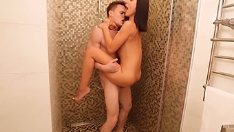 Amatööri Babe Gets Perseestä Suihkussa Mukaan A Iso Mulkku