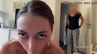 Stedmor Deltager I Det Sjove: Et Blowjob Og En Trekant