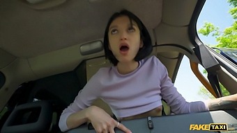 러시아 십대가 택시 타기에서 타이트한 양털을 늘리는 모습