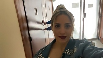 大屁股的熟女被肛交并被精液填满 - 肛门内射
