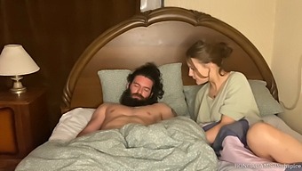 La Tarte À La Gorge De La Belle-Mère Musclée Dans Une Vidéo Hd
