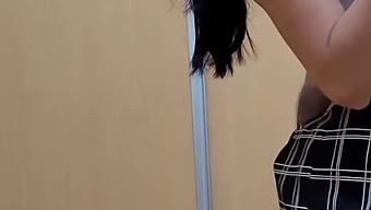 Saya Terlibat Dalam Aktiviti Seksual Dengan Instruktur Saya Untuk Meningkatkan Gred Saya.
