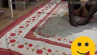 Novias Gorditas Disfrutando De Una Sucia Ducha Lésbica Con Juego De Orina En Su Coño Peludo
