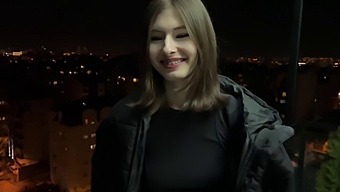 De Eerste Seksuele Ontmoeting Van Een Jong Buurmeisje Wordt Vastgelegd Voor De Camera.