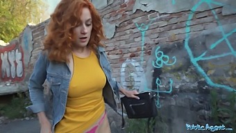 Garçonete Ruiva Faz Sexo Oral E Por Trás Em Público.