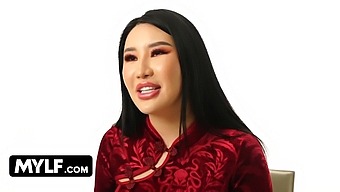탁월한 아시아 미인인 Suki Sin이 Mylf.Com에서 2월의 Mylf 상을 수상합니다