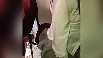 라틴 여학생이 교실에서 연상의 대학 교수로부터 쾌락의 수업을 받습니다!