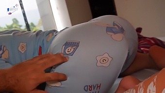 계모의 여자친구가 나와 침대에서 함께합니다