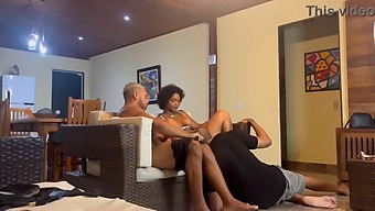 Un Novato Asumió A Mi Pareja Y Otra Más En Reserva