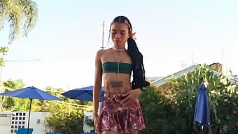 작은 공주가 무서운 만남에서 거대한 몬스터의 끊임없는 위협에 직면합니다